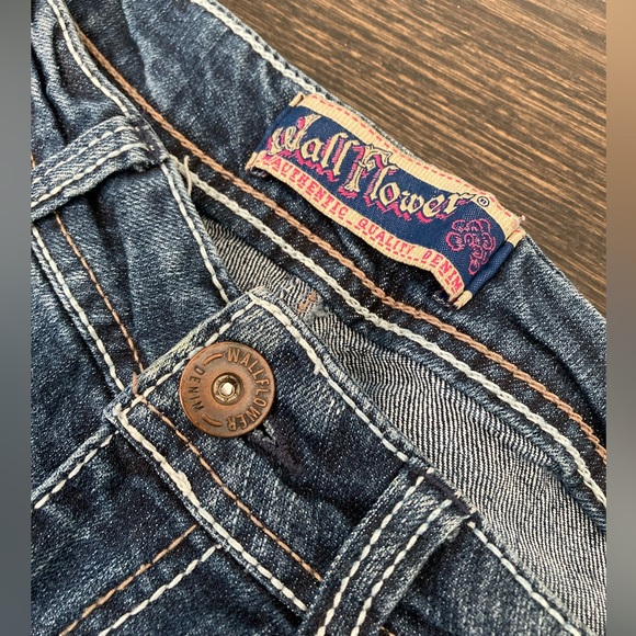 WallFlower Cut-Off Style Mid Rise Denim Flap Pocket Short Shorts Junior’s Size 7 - Picture 3 of 7